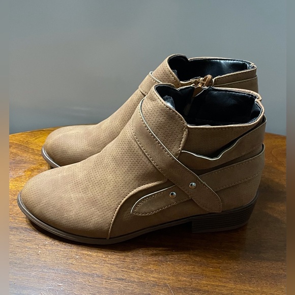 Yasirun Brown Crossover Ankle Boots - Picture 3 of 7